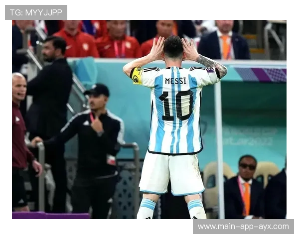 梅西在更衣室写下鼓励寄语贴在墙上，队友竞相拍照